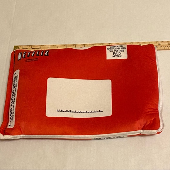 Official Netflix Movie Night Popcorn Blanket & Netflix Logo Pillow Cover Set - Picture 7 of 12